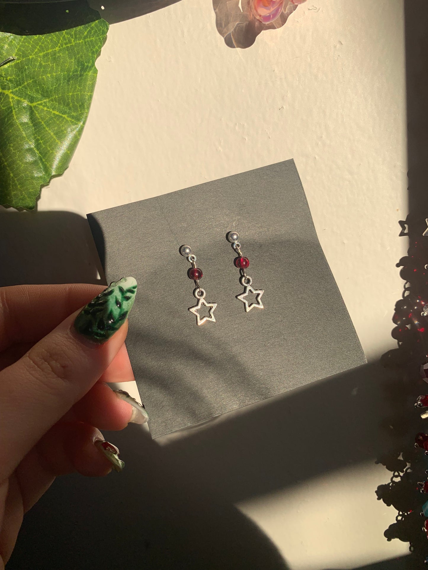 Simple garnet star earrings ⭐️